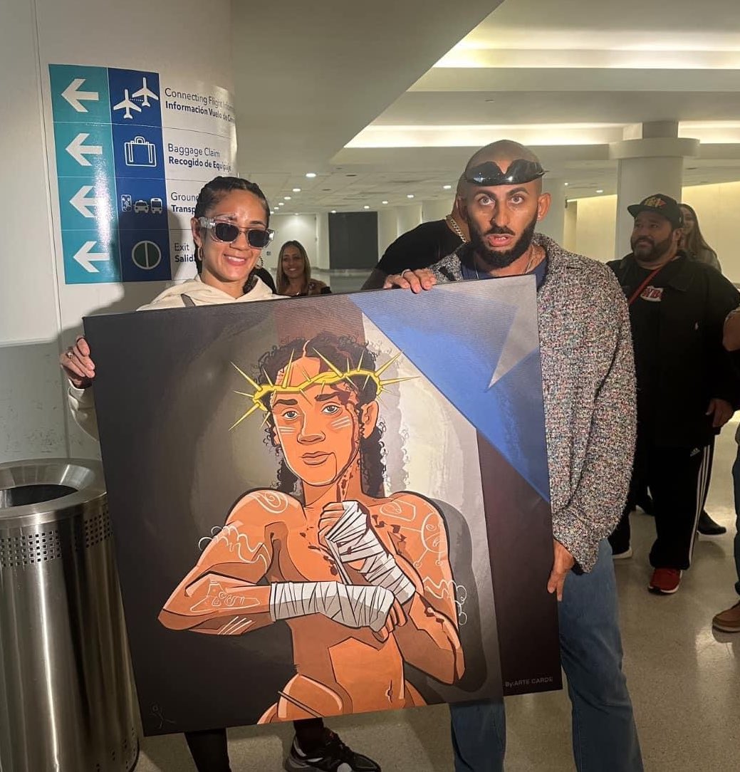 Beautiful fan gift when I arrived home to Puerto Rico. Definitely cheered me up! Had the perfect spot in my living room for it. What talent?! 😍😍