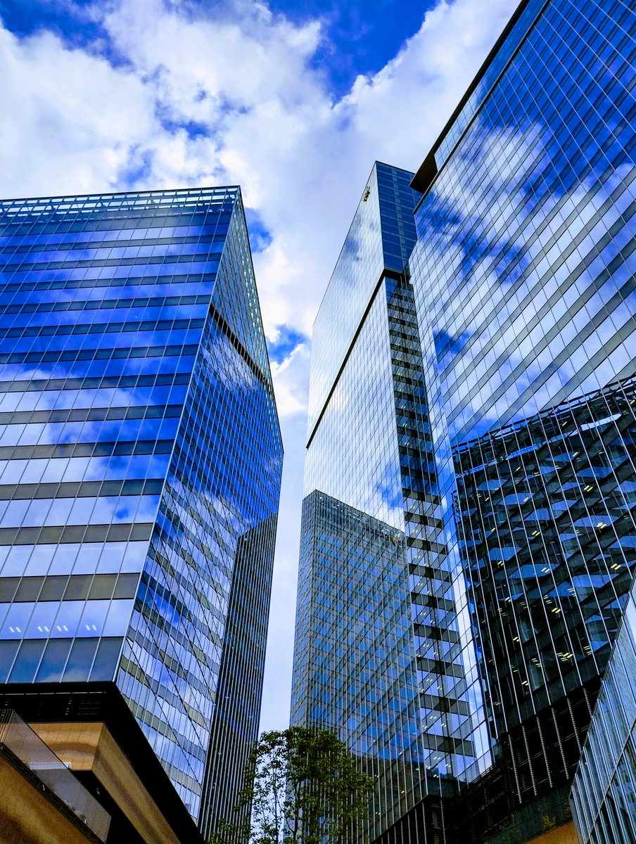 梅田のうめきた公園を歩いていると、2025年3月オープン予定のグラングリーン大阪南館のビル群が。 
ピカピカのガラス張りに雲と青空、他のビルが綺麗に写っていました。 
ヒルトンのウォルドーフ・アストリア大阪もこの中に入る予定。泊まってみたいです。