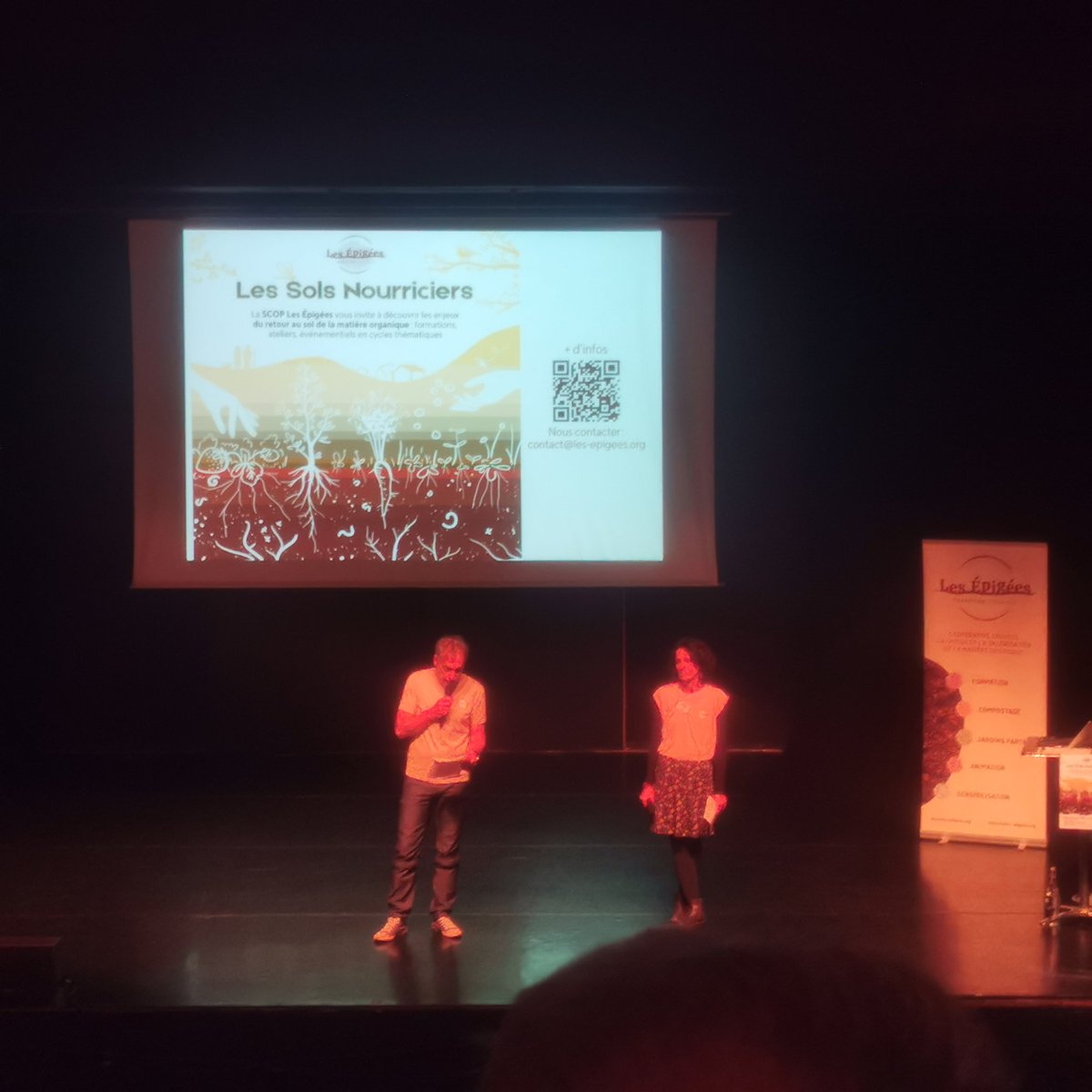 Le sol vivant 🪱
Une conférence de Marc-André Selosse à laquelle plusieurs de nos enseignants en horticulture et paysage ont participé pour encourager un sol plein de vie, fait de vie et animé par la vie !
Merci à la <a href="/scoplesepigees/">Les Épigées</a> pour cette rencontre hier soir à la Ravoire !