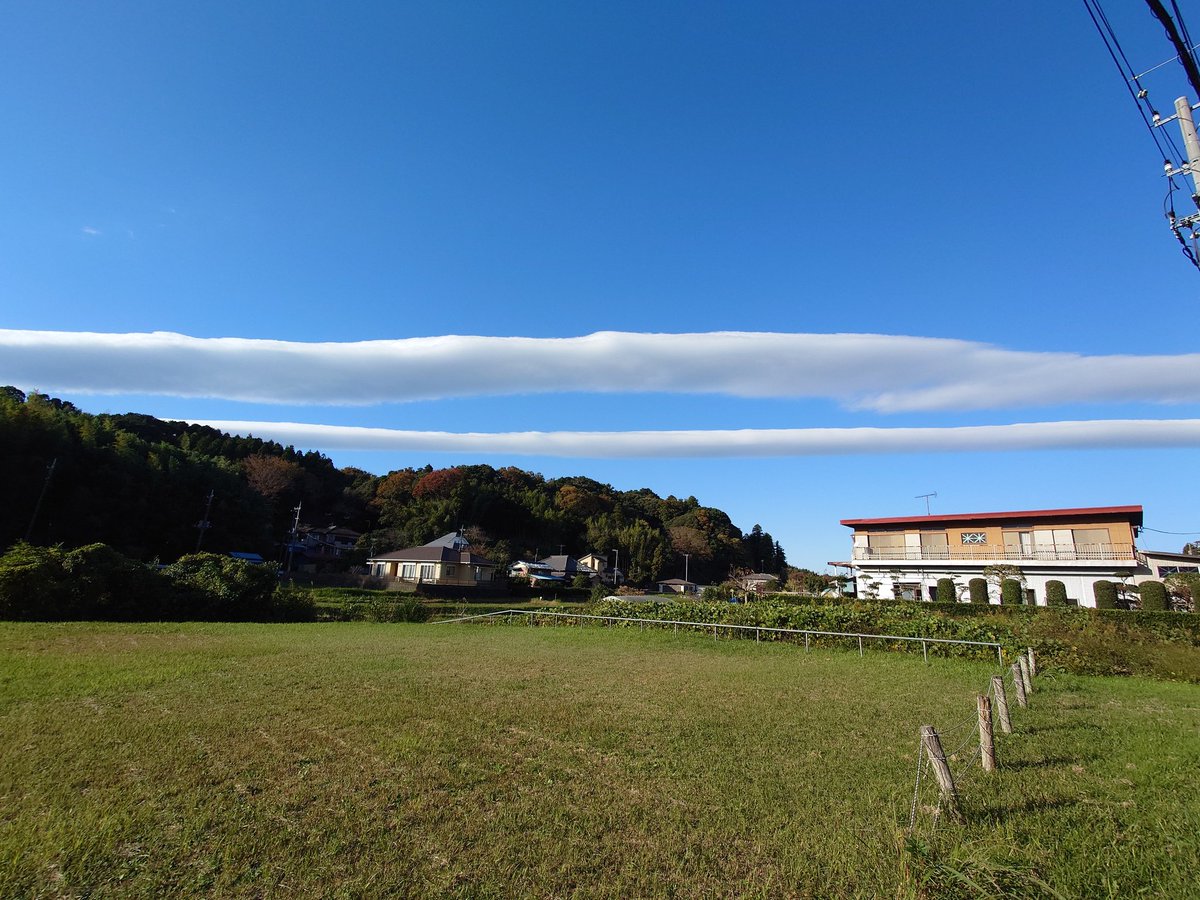 Kaiser_phoenix8's tweet photo. 見たことないこの謎の雲何？ https://t.co/K51qpx0QbM