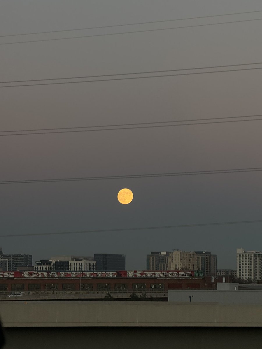 opalstoneg's tweet photo. hey dude jus remember, we look at the same moon every night and i told her what u did https://t.co/4pRtRm2kRh