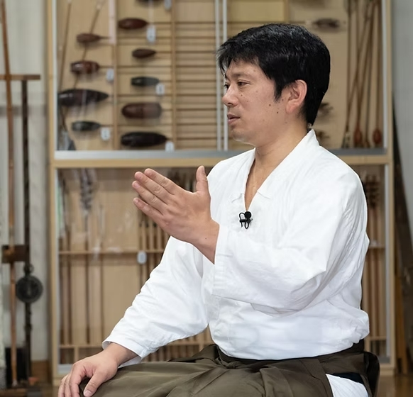 SchoolOfBushi's tweet photo. 【講師紹介】
小笠原流三十一世宗家嫡男
小笠原 清基

1980年東京生まれ。
「家業を生業としない」という家訓から、現在製薬会社で癌治療薬の研究を行いながら、週末等を利用して流鏑馬を始めとした流儀の継承に努める。 https://t.co/C1vemciCWc