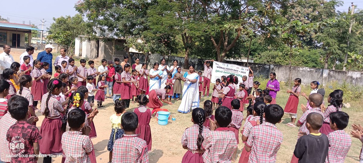 swachhasiddipet's tweet image. As part of #WorldToiletDay #Handwashing #ToiletsforDignity awareness activities are conducting in schools.. Siddipet District. #MyToileMyDignity @swachhbharat @PIBWater @DoWRRDGR_MoJS @Collector_SDPT