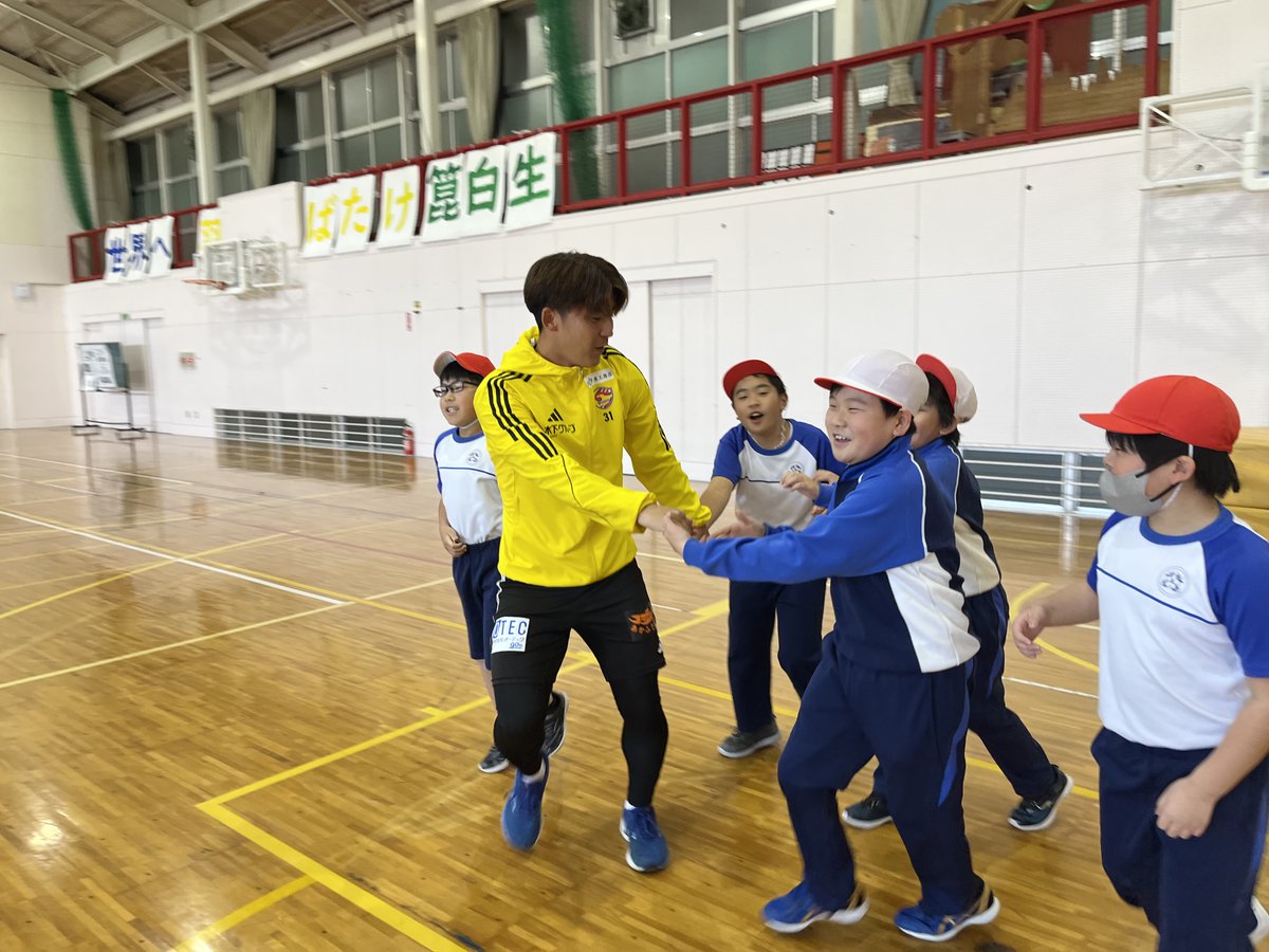 vega_official_'s tweet photo. 2024 #ベガルタ仙台 ホームタウン応援団 レポ📝 
✅11/18(月)  #涌谷町
#工藤真人 選手が涌谷町立箟岳白山小学校を訪問💁
こどもたちから「まなちゃん」の愛称で呼ばれていました✨
手繋ぎ鬼では、まなちゃんを取り合うほど大人気でした🤭
 #VEGALTA #ベガルタホームタウン https://t.co/AOs7Y10pmc