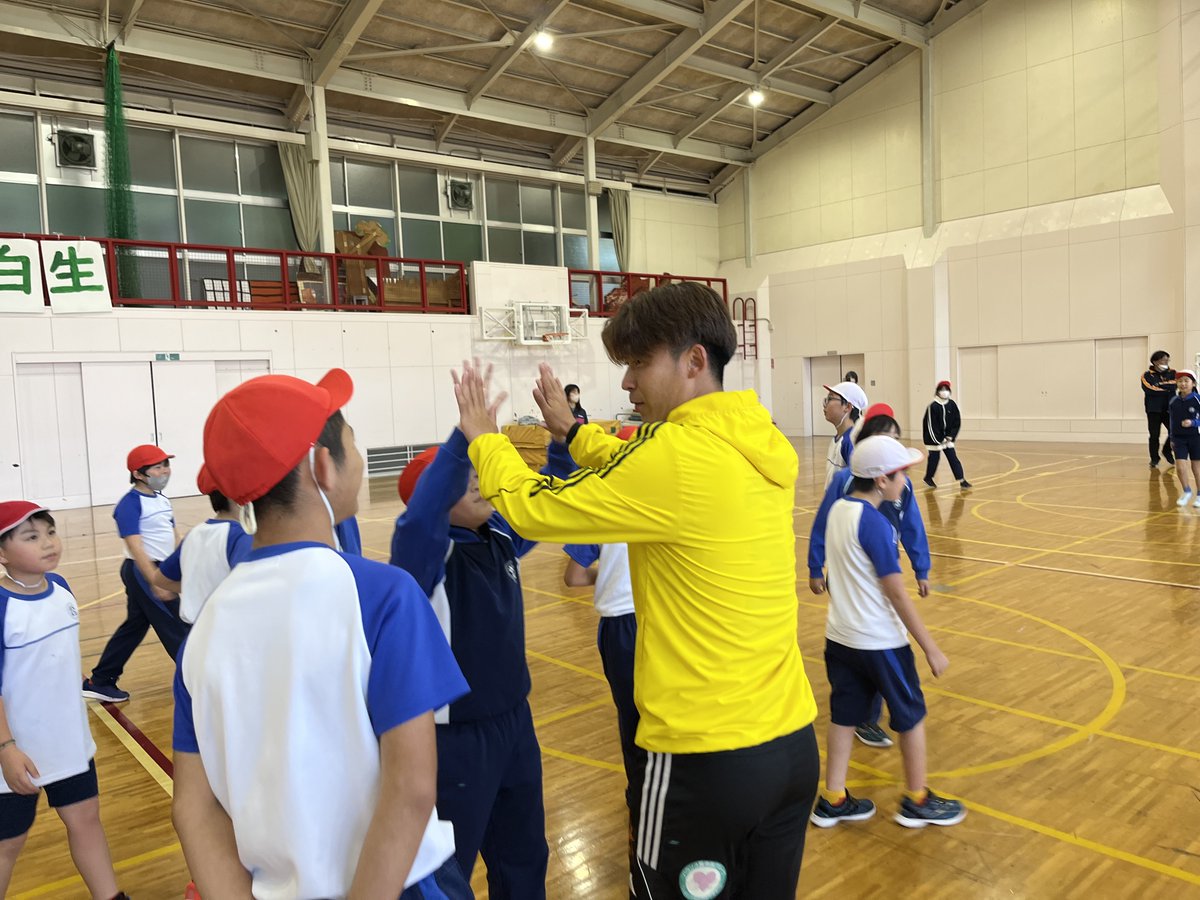 vega_official_'s tweet photo. 2024 #ベガルタ仙台 ホームタウン応援団 レポ📝 
✅11/18(月)  #涌谷町
#工藤真人 選手が涌谷町立箟岳白山小学校を訪問💁
こどもたちから「まなちゃん」の愛称で呼ばれていました✨
手繋ぎ鬼では、まなちゃんを取り合うほど大人気でした🤭
 #VEGALTA #ベガルタホームタウン https://t.co/AOs7Y10pmc