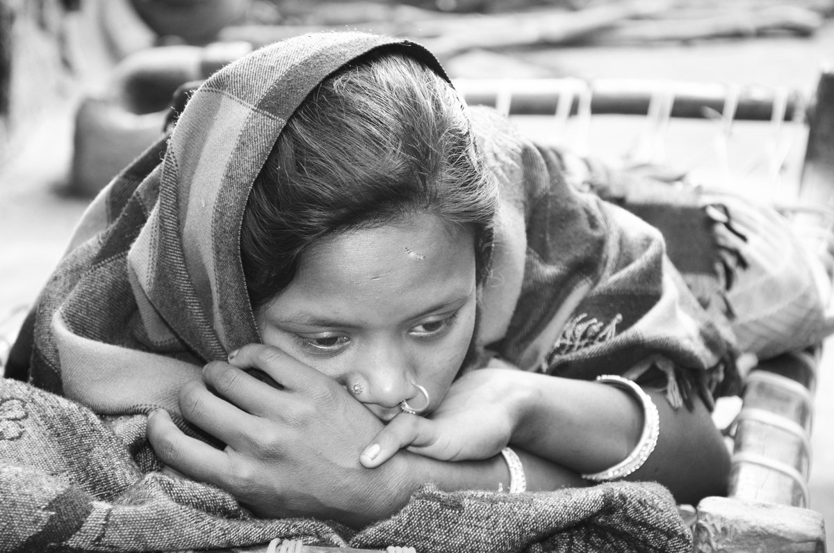 पहाड़िया आदिवासियों में शिशु मृत्यु दर ज्यादा है। उनके बीच महिला एवं बाल विकासवाली आंगनवाड़ी की खिचड़ी मुश्किल से नसीब होती है। यह चेहरा दुर्भाग्य से भरा है, जब तीसरा बच्चा भी जन्म लेने के हफ्ते-भर के अंदर मर जाए तो एक माँ की पीड़ा दिल में दर्द और चेहरे को हतप्रभ जरूर करेगी