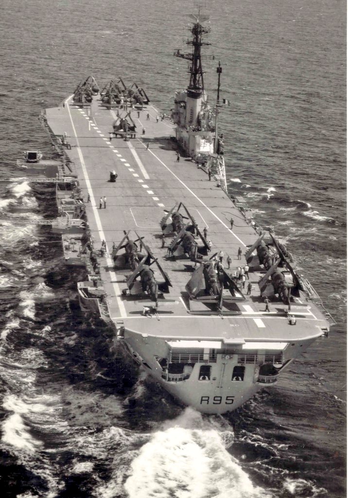 FlMichele69's tweet photo. Aircraft carrier
CVL #FSArromanches R95 (1946-1974) ex #HMSColossus R15 Colossus Class
📷 Algerian coast 1961
@MarineNationale 🇲🇫 https://t.co/1nYt1E9GAW