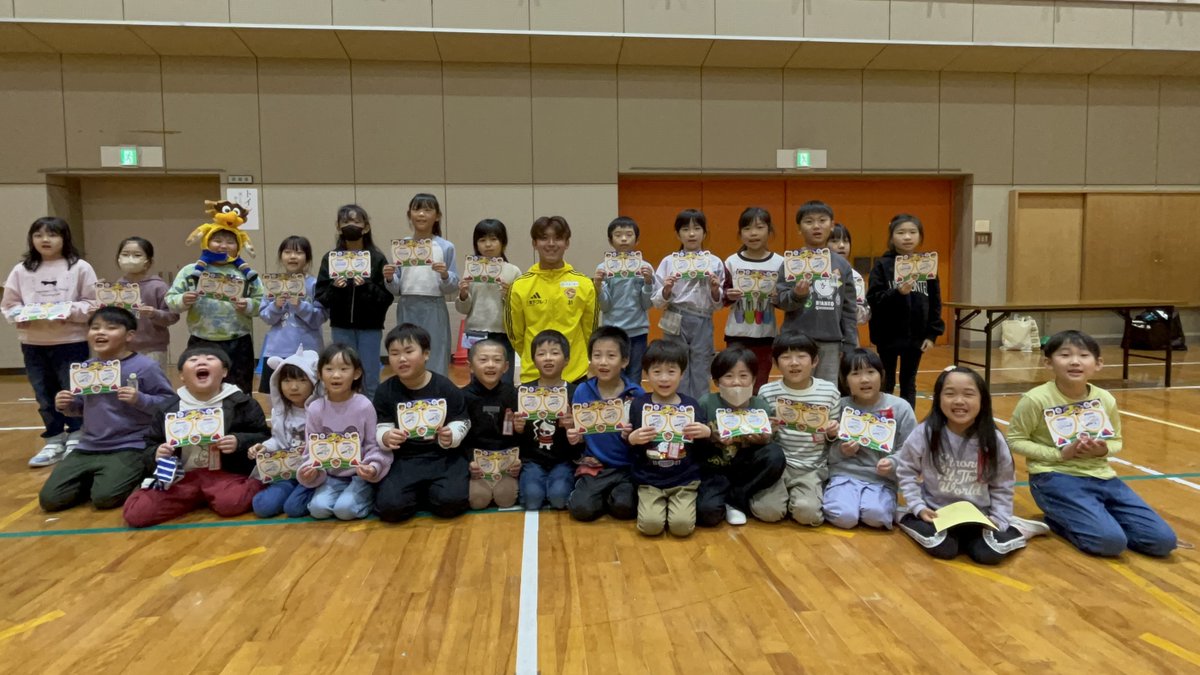 vega_official_'s tweet photo. 2024 #ベガルタ仙台 ホームタウン応援団 レポ📝 
✅11/18(月)  #美里町
#工藤真人 選手が美里町南郷放課後児童クラブを訪問💁 
サッカーでの交流以外にあやとりをこどもたちから教えてもらってました🌟
体育館ではリフティングやドリブルにこどもたちは大興奮でした😂
 #VEGALTA #ベガルタホームタウン https://t.co/BsirEpwQ4O