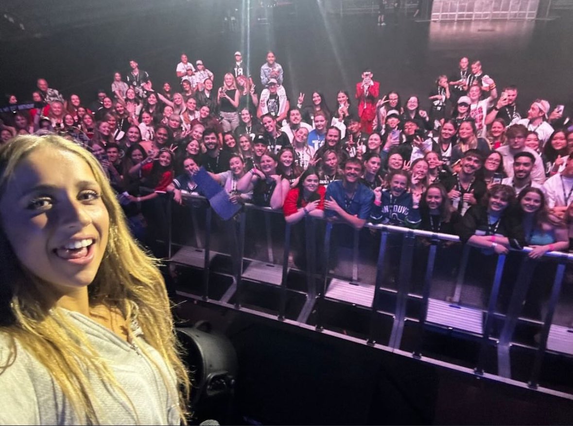 t8mcraetours's tweet photo. 📷 | Tate McRae taking a selfie with fans during soundcheck today in Auckland!
#TLTAuckland #ThinkLaterWorldTour https://t.co/6oZYXJQIYU