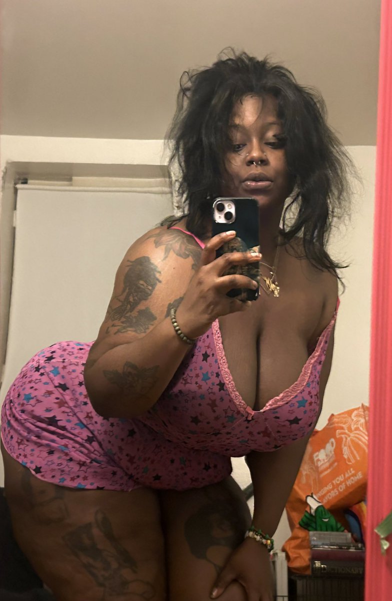 realfakepage's tweet photo. I should b in bed but I’m playing around with this new body mirror 🙃 https://t.co/sBWYgMOk5g