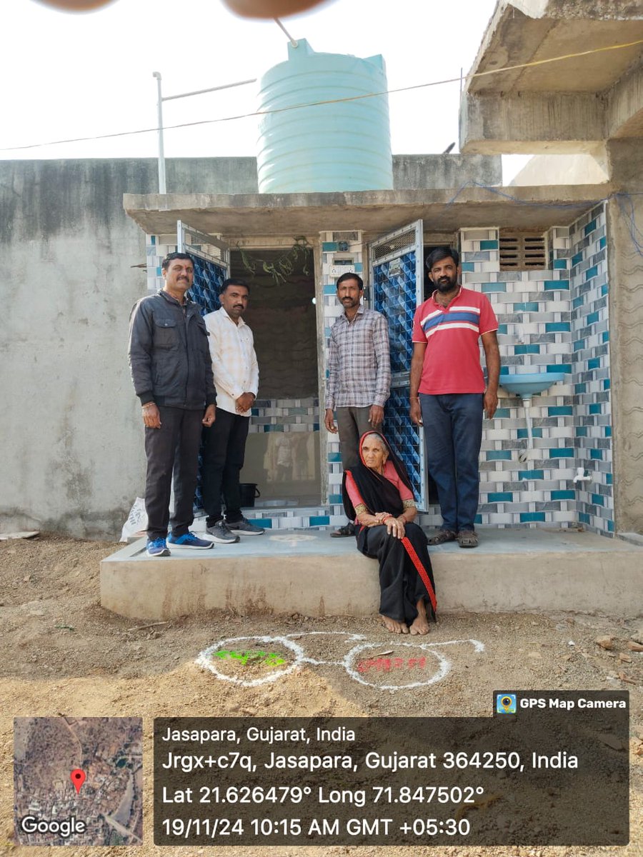 #sbmgujarat
આજરોજ વિશ્વ શૌચાલય દિવસ ની ઉજવણી નાં ભાગ રૂપે પાલીતાણા તાલુકાના નવાસરોડ ગામે વ્યક્તિગત શૌચાલય નાં લાભાર્થી  નારણભાઈ પાંચાભાઈ બલ્યાનાં શૌચાલય નું લોકાર્પણ કરવામાં આવેલ છે. "એક કદમ સ્વચ્છતા કી ઔર "