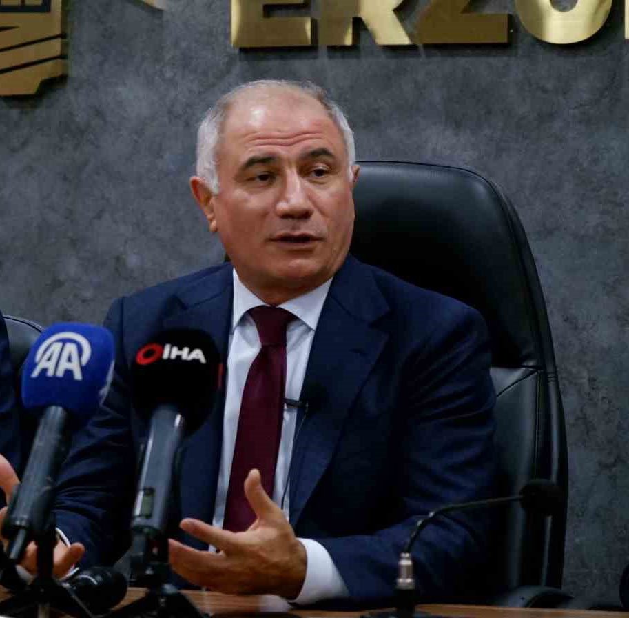 📌 “Konser siyaseti” onların işi, biz “eser siyaseti” ile yola devam diyoruz.

Milletimiz en iyisine layıktır. Bizler, bu bilincin ve sorumluluğun farkında olarak siyaset yapıyoruz. 

Bizim anlayışımızda, halkımıza hizmet etmek, kalıcı eserler bırakmak ve toplumun ihtiyaçlarına