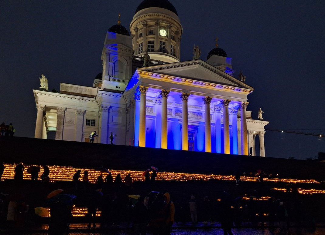 Äidit huutakaa.
Kehtolaulujen asemesta huutakaa.
Huutakaa suoraa huutoa
kaikkialla maapallolla yhteen ääneen.
Ei, ei, ei. Ei sotaa! 🕊️
- Eeva Kilpi

1000 päivää sotaa Ukrainassa. Me emme unohda.