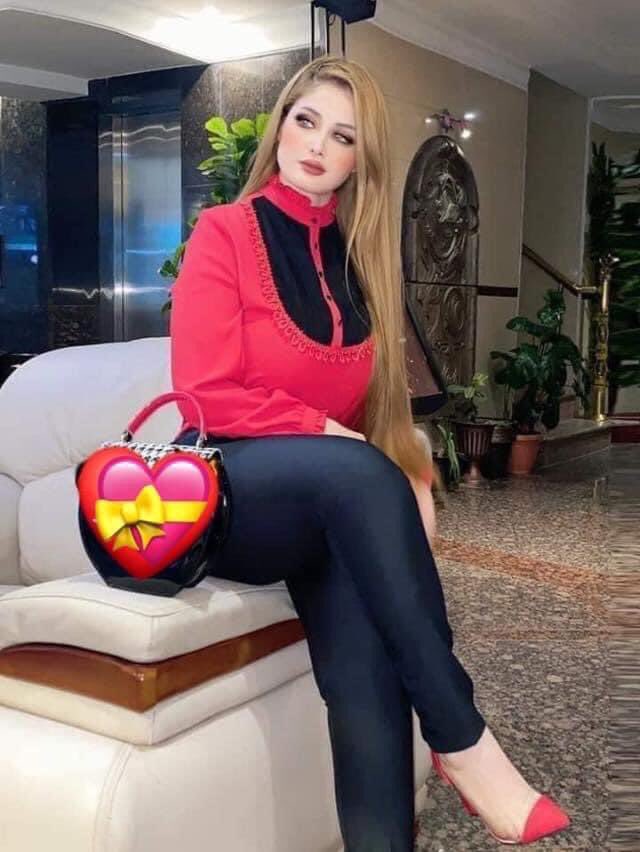 يجذبني الشوق 
اليك بقيود من حديد
كلما انتزعت قيداً
اعادته الذكرى من جديد
أخبرني كيف احيا
وقلبك عن قلبي بعيد
كم يطيب لى عذابي 
ونفسي تطالب بالمزيد