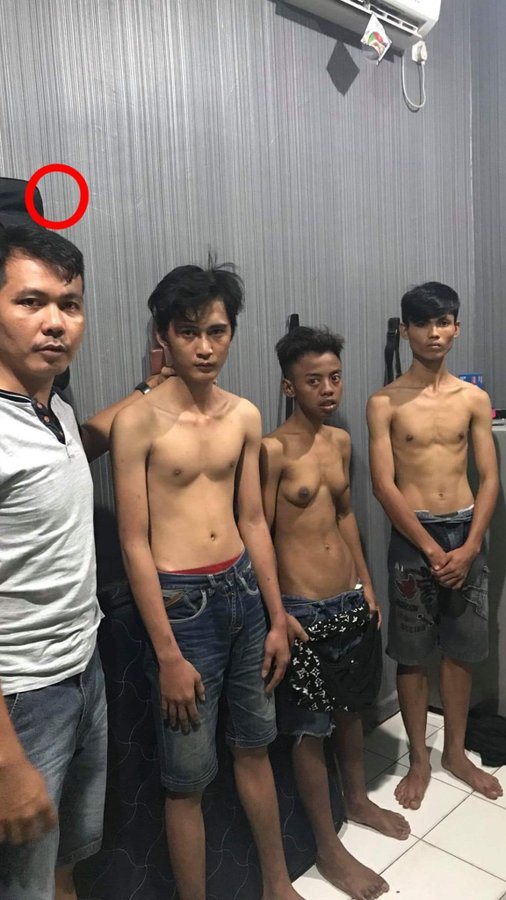 berdialQq's tweet photo. fokus lingkaran merah, ada yg aneh gak? https://t.co/gxlq0LRuCM