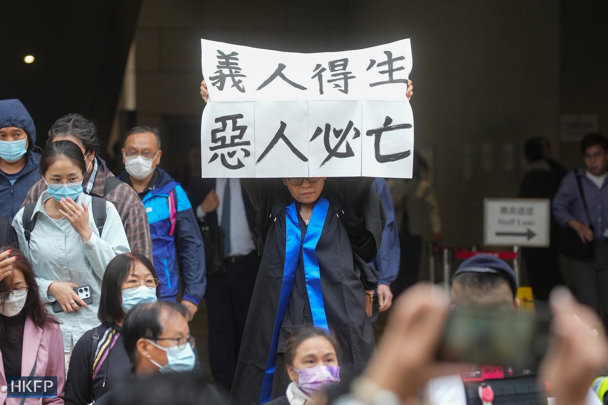 1/ After 45 Hong Kong pro-democracy activists were jailed for up to 10 years on Tuesday over their roles in an unofficial primary election, a woman who held up a sign outside the courthouse that read “Righteous people live, villains must die” was taken into a police van. 

HKFP