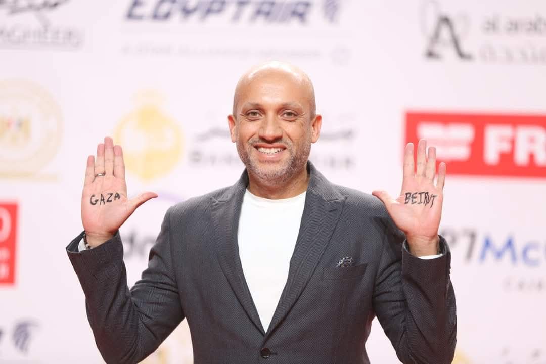 Alhorianewss's tweet photo. بيروت وغزة.. #مروان_مسلم يدعم أشقائنا من قلب السجادة الحمراء لمهرجان القاهرة السينمائى

#مهرجان_القاهرة_السينمائي
#بيروت
#غزة
#الحرية https://t.co/9duK7tPcU0