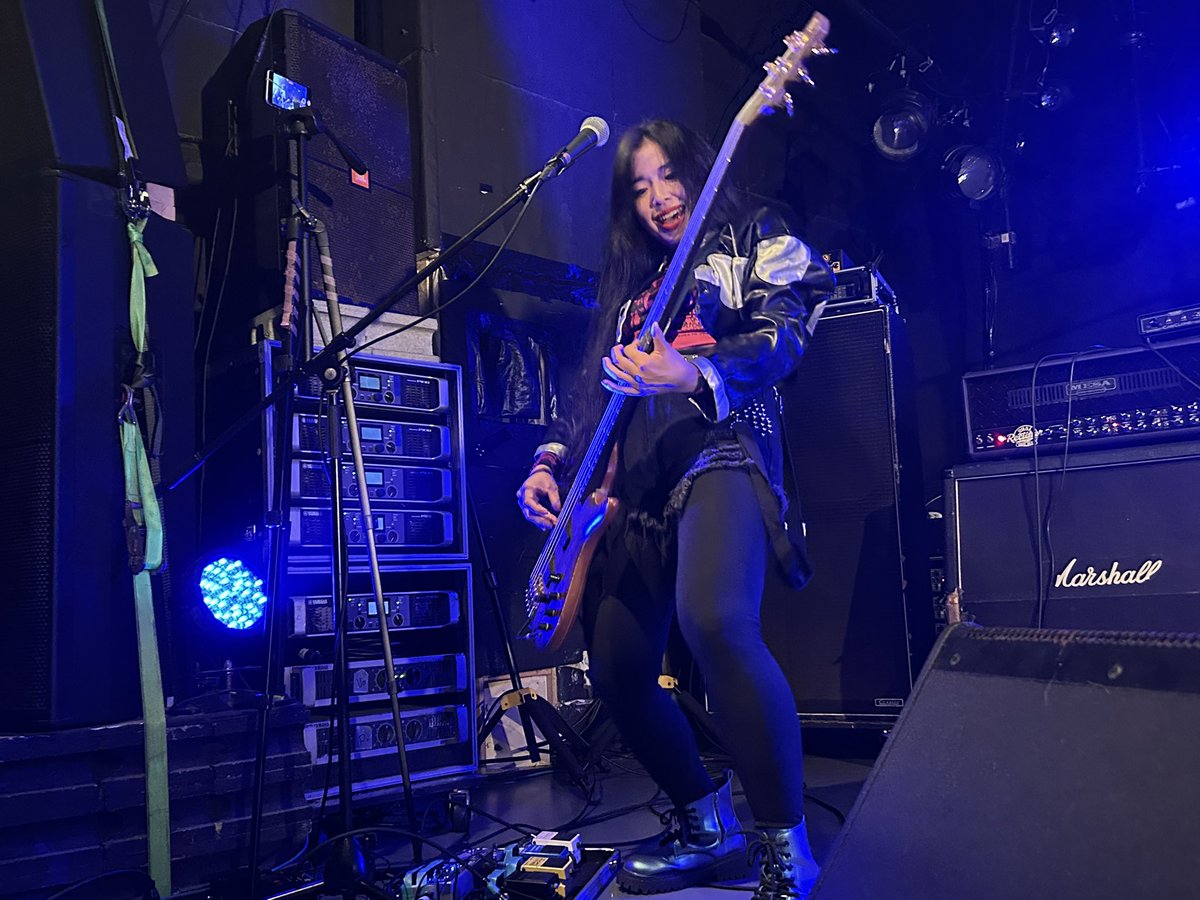 OriKen1's tweet image. #HinoTori 始まり
配信の新曲2曲
#Tasteme と #Bitterness も披露
#TakeFive
#LoveLetter
のヒットチューン
ラストは #青い鳥
文句なしのセットリスト。
名曲揃いのオンパレードだった。
ボルテージを上げて終わらずこれからのバンドの未来を観せてくれた。
こんなバンド他にいる？ヤバイ
#LETITOUT