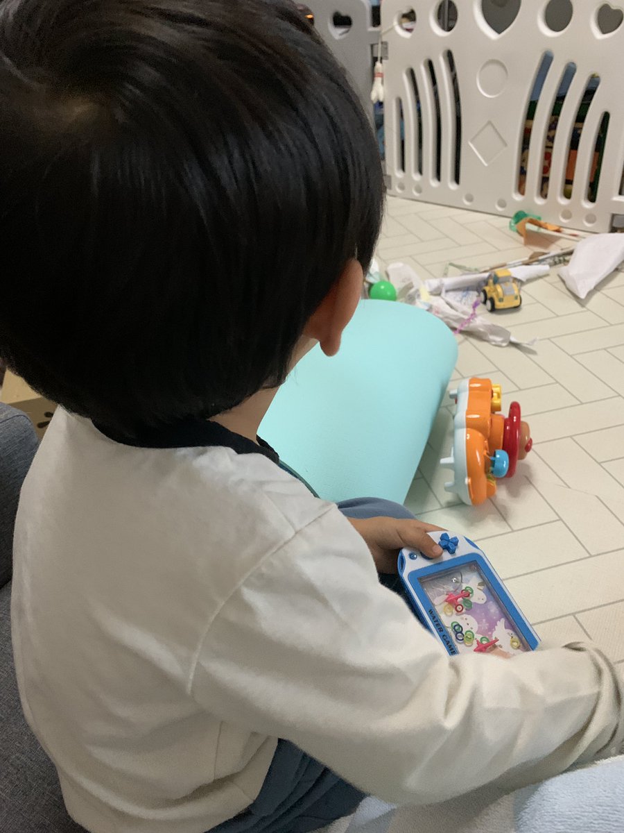 micchiyo12's tweet photo. 今日の息子氏。熱下がって保育園送ったはずが、ママとお気に入りの担任の先生の前ではニッコニコ☺️→いなくなった途端シュンとしてクラスの片隅から動かず、、笑

不審に思った先生が再度熱を測るとお熱で、滞在30分でママ呼び戻されました😇

で、帰宅したら元気！
どうやらママ不足だった様子😇 https://t.co/Uaega2ApjH