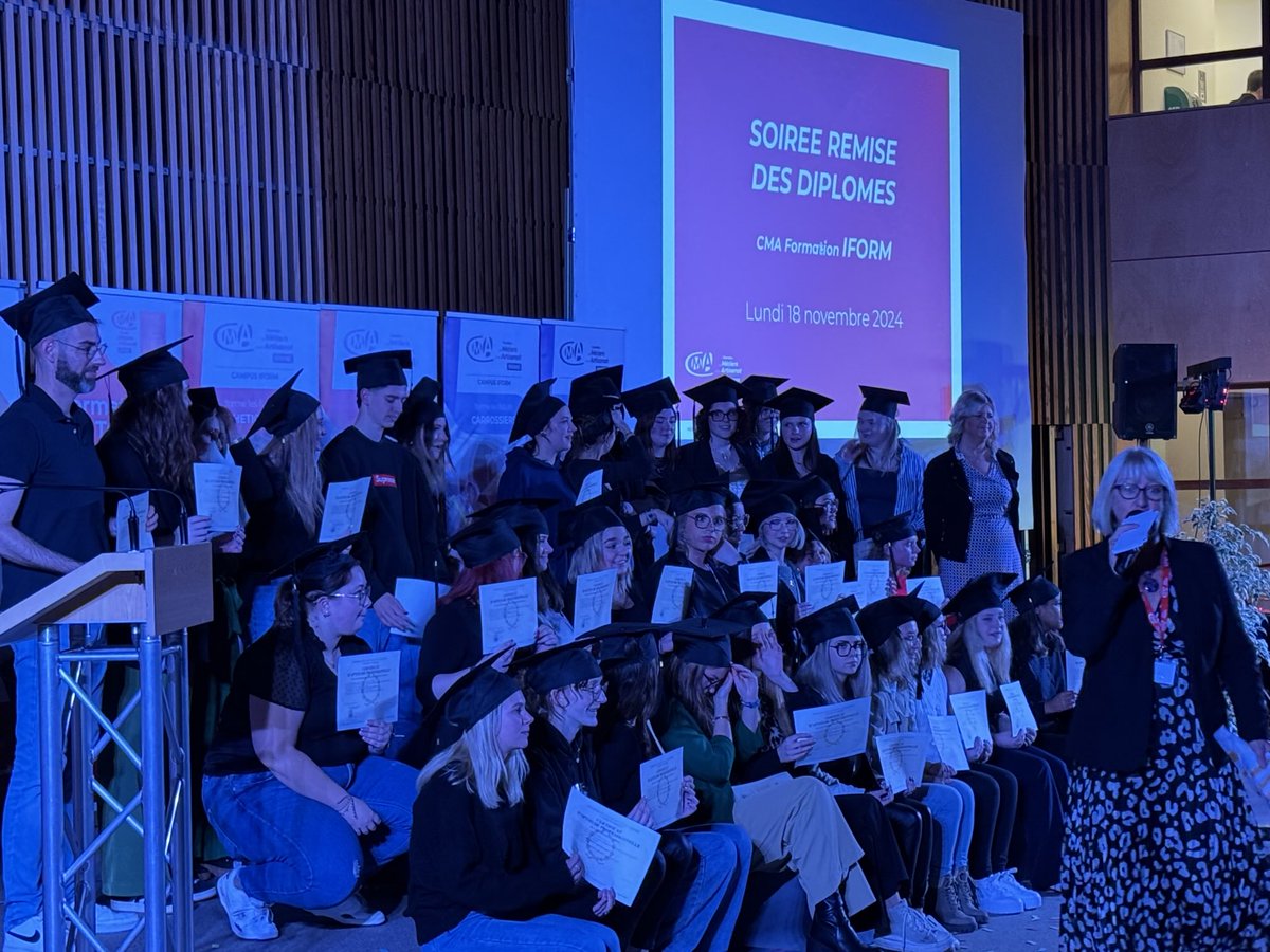 phgosselin's tweet photo. #Iform #ChambreDeMétiers #Diplômes
Ils sont coiffeurs, mécaniciens, chargés de vente… Ce lundi plusieurs dizaines de jeunes recevaient leur diplôme devant leurs formateurs et leur famille.
Faisons confiance à ces jeunes:
Ils sont prometteurs!
Ils sont plein d’avenir! https://t.co/EcbwGJzLY9