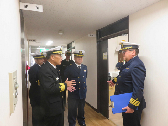 海上自衛隊幹部候補生学校長をはじめとする5名が来校され、学生寮