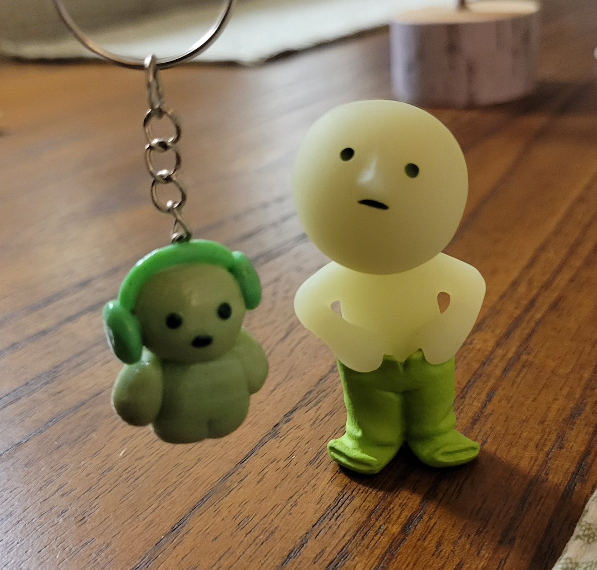 sleepyxvamp's tweet photo. made a lil smiski keychain! 🎧💚 https://t.co/AEizrMh2r5