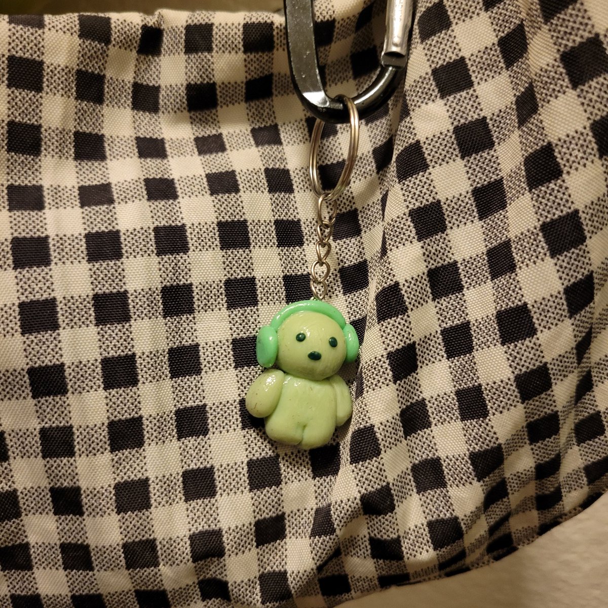 made a lil smiski keychain! 🎧💚