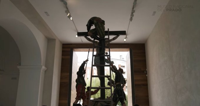 Un Paso Procesional de la Semana Santa entra en el Museo del Prado