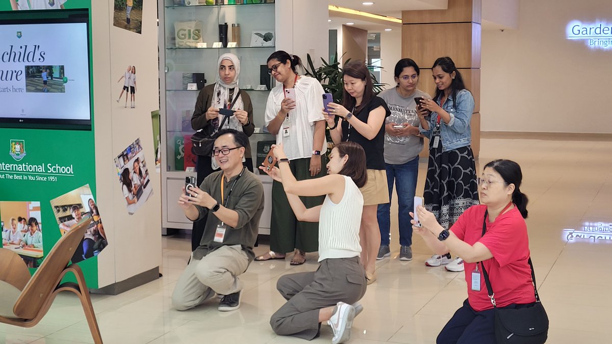 Art_Gis's tweet photo. Parent workshop with #professionalphotographer Sean Liew helping members of our GIS community raise their smartphone photography game #lifelonglearning #keeplearing #smartphonephotography #wearegis https://t.co/Mxoh8O143W