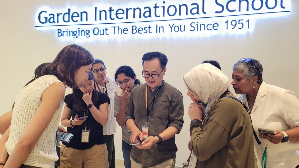Art_Gis's tweet photo. Parent workshop with #professionalphotographer Sean Liew helping members of our GIS community raise their smartphone photography game #lifelonglearning #keeplearing #smartphonephotography #wearegis https://t.co/Mxoh8O143W