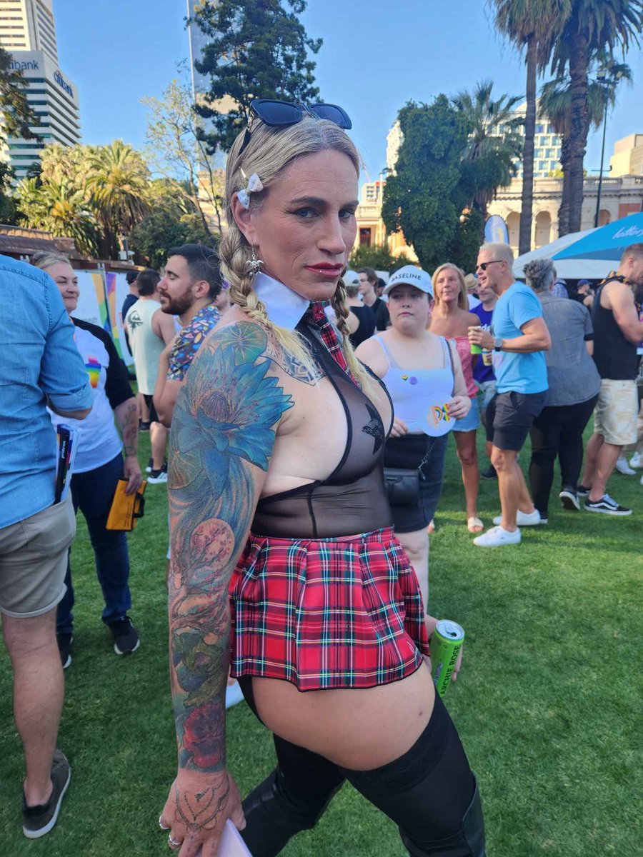 Mistress__SJ's tweet photo. I skipped class to go to a festival! 
#gothgirl https://t.co/RU3aDJxquG