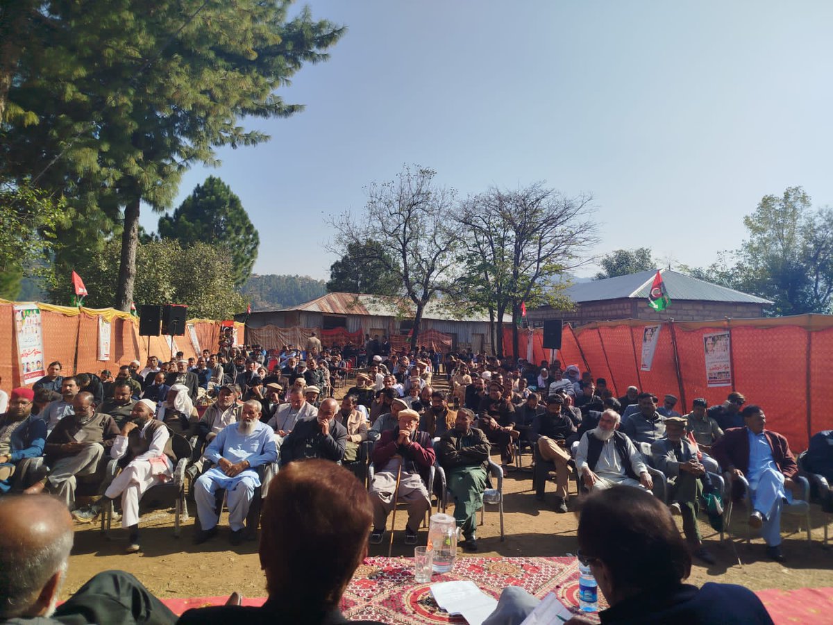 NaseerShaker1's tweet photo. Ch Latif Akbar , Speaker AJK Assembly addressing a gathering at Village Tharian , where dozens of people joined PPP along with their family members &amp; reposed their Confidence on President Asif Ali Zardari, Chairman Bilawal Bhutto Zardari and Ms Faryal Talpure. https://t.co/mCz8B5zgRt