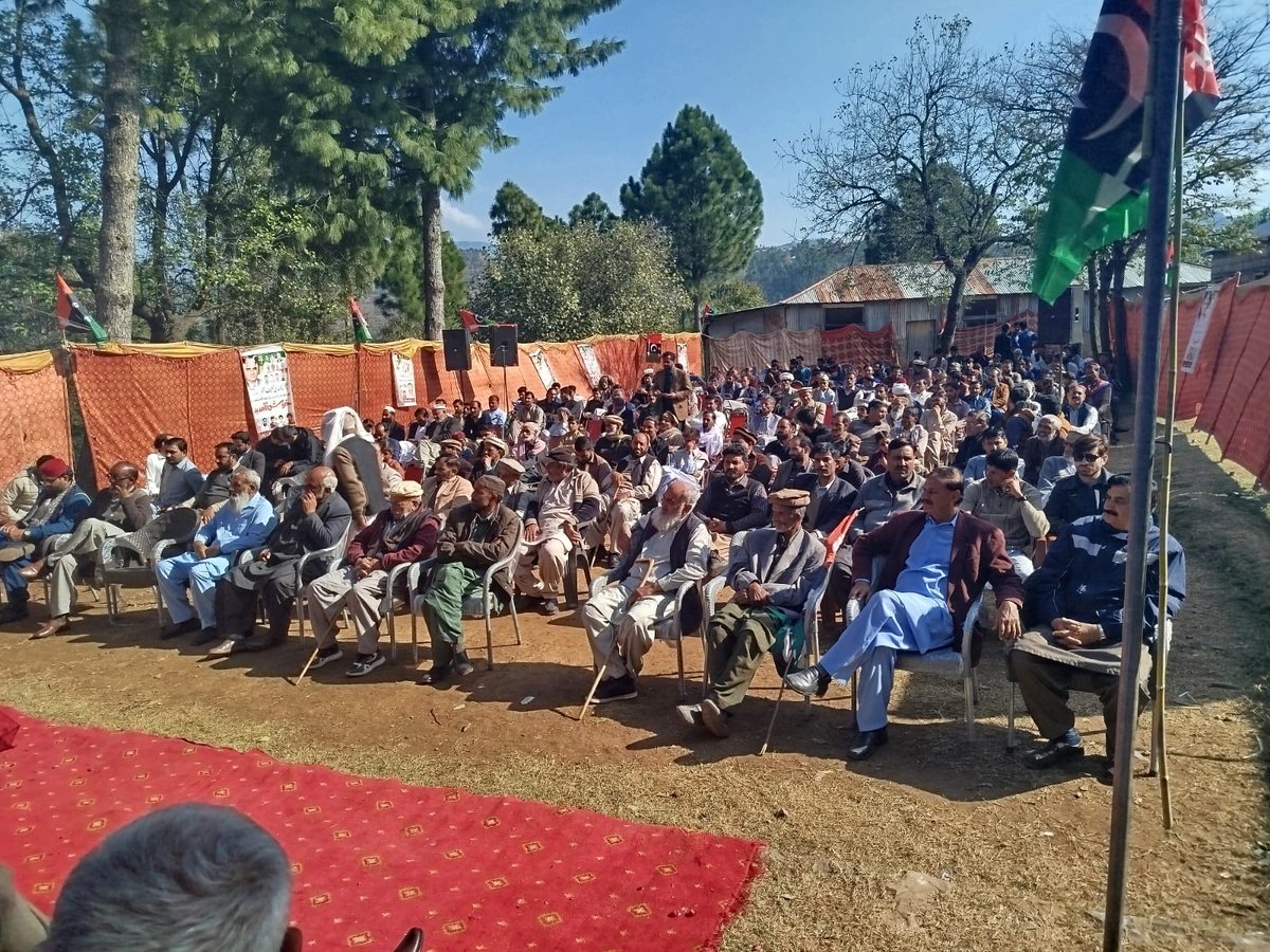 NaseerShaker1's tweet photo. Ch Latif Akbar , Speaker AJK Assembly addressing a gathering at Village Tharian , where dozens of people joined PPP along with their family members &amp; reposed their Confidence on President Asif Ali Zardari, Chairman Bilawal Bhutto Zardari and Ms Faryal Talpure. https://t.co/mCz8B5zgRt