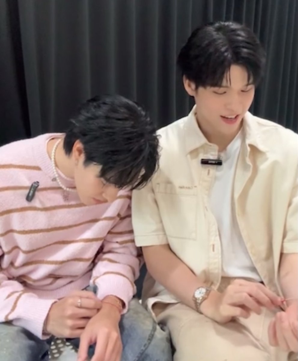 ergoquerencia's tweet photo. 🐱: *looks between his and sky's red thread*
🐱: your thread still looks new.. why does mine look a bit old already *sulk*

nani and his precious red thread 
#ด้ายแดงไปไหน
https://t.co/NO9sWh1E0W