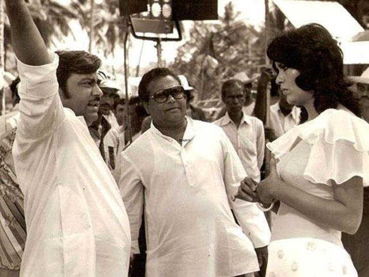 FRajMovies's tweet photo. @bindasbhidu 🎂#HappyBirthdayZeenatAman🎂 #PUKAR Behind the camera "Tu Maike Maat Jaiyoo" Director #RameshBehl , #PLRaj and #ZeenatAman #41YearsOfPukar
@longliveyakuza @filmyaashiq @ashoksingh68
@p1j @vittalbalaji @DilipThakur2007
@shiv_shetty1 @GOLDIEBEHL @shrishtiarya @TathagataChatt2 https://t.co/oCoKsrexMq