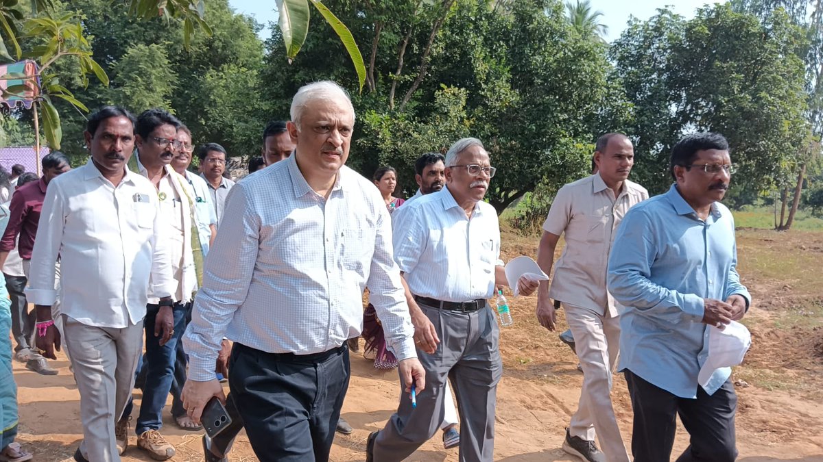 APZBNF's tweet photo. @dchaturvedi2013, Secretary @ap_agriculture , highlighted the impressive #NaturalFarming techniques practiced by farmers in Majjipeta village using cow-based cultures and praised @APZBNF for setting an example for the nation. @NITIAayog  , @vijaythallam  @AndhraPradeshCM https://t.co/7qAjA08xn9