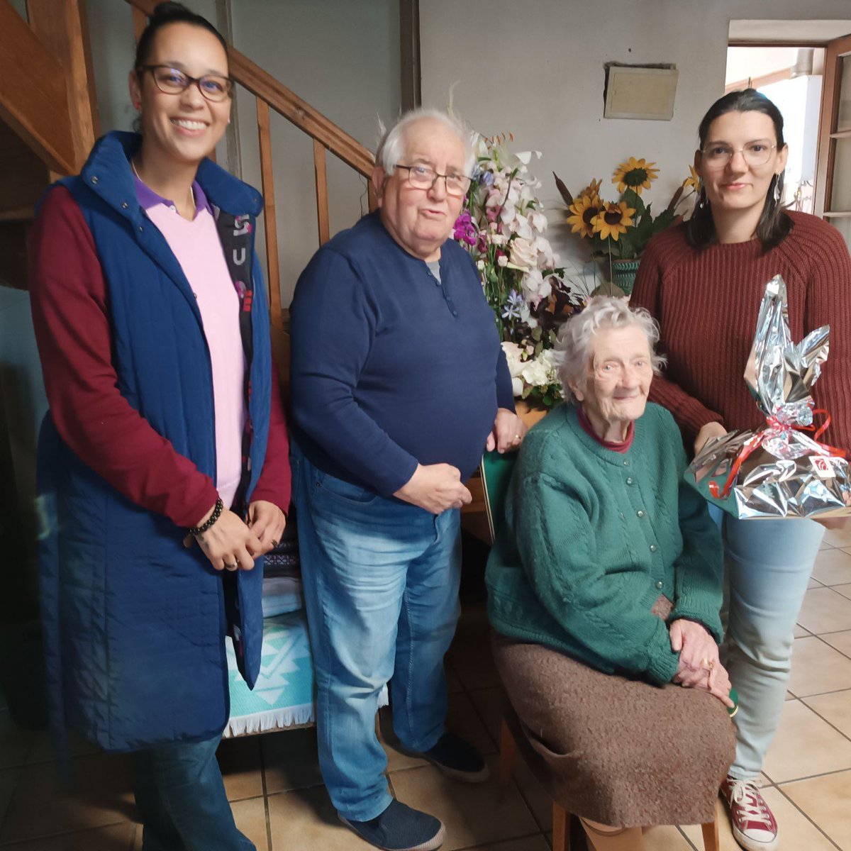 fedeADMR_82's tweet photo. L'ADMR de Bas Quercy souhaite un bon anniversaire à l'une de ses doyennes, Mme ROBERT qui vient de fêter ses 100 ans. Accompagné depuis plus de 25 ans, c'est avec beaucoup de joie que le vice-président de l'association, la RS et son ATP lui ont offert un bouquet de chocolats !🎉 https://t.co/22fbP4uNTG