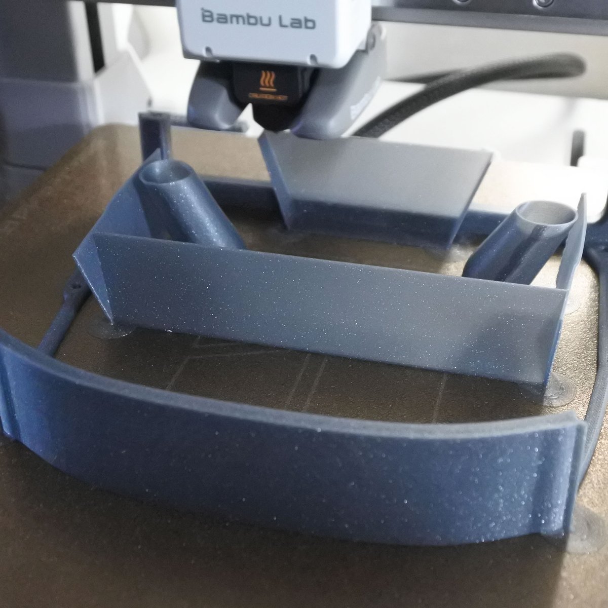HighVoltageRCjp's tweet photo. 3Dプリンタでラジコンカーを作るよ！

初日：まずはキャビンの前側半分を出力。造形時間は約11時間。
途中で失敗すると泣くやつだね（そして案の定失敗したよw）。

#3DSets #3dprinting #3dprint #3dprinted #3dprinter #bambulab #bambulaba1
#ラジコン #ラジコンカー #ラジコンバギー https://t.co/SsGCYLASKQ