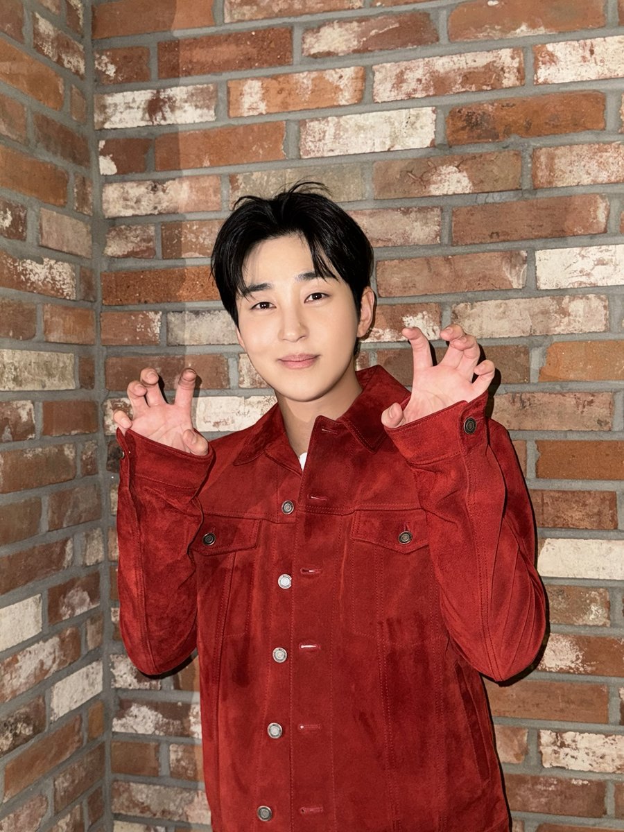 딘딘이 출연한 #넷플릭스 <#좀비버스 : 뉴 블러드>가 공개되었습니다🧟🧬 확장된 세계관 속 본격적인 모험을 떠난 #딘딘 의 활약을 함께 보러...