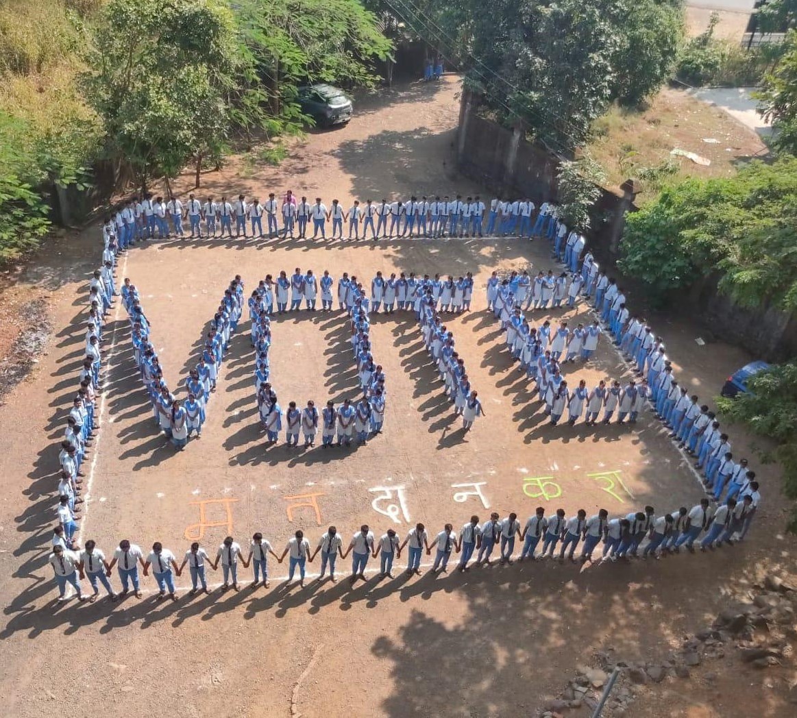 ECISVEEP's tweet photo. Stand up, show up, and vote! 👫👩🏻‍🤝‍👩🏼👬

Let this human formation remind us that every vote is a voice for change ✨

#VoteJohar #LokshahichaUtsav #MaharashtraAssemblyElections2024 #JharkhandAssemblyElections2024 #Elections2024 https://t.co/aHRmlyNpvJ