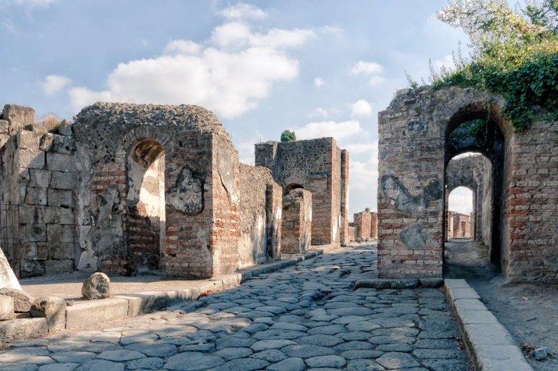HawkeJon's tweet photo. During the earliest stages of #Pompeii, the main burial site was outside the Herculaneum Gate. The #Tombs attributed to #burials dating back to the Samnite period (5th-4th C BC). The #dead were interred in #graves or stone coffins.
#Archaeology #Roman #History
#TombsTuesday https://t.co/zA2ew2K7BP