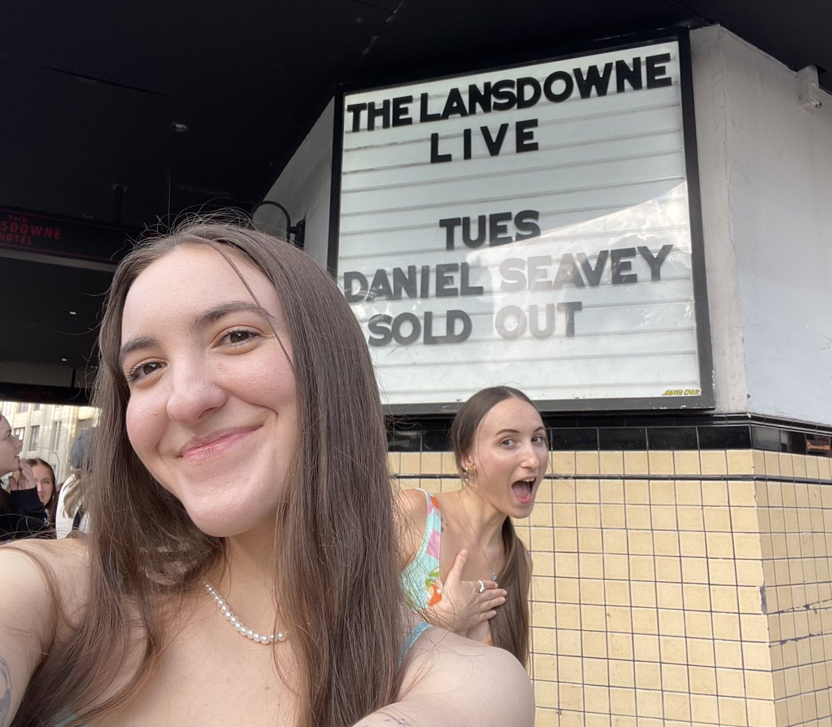 cursedmermaidd's tweet photo. ahhhhh daniels first ever international headline show !!!!!! INSANE https://t.co/X6oJNMgmRu