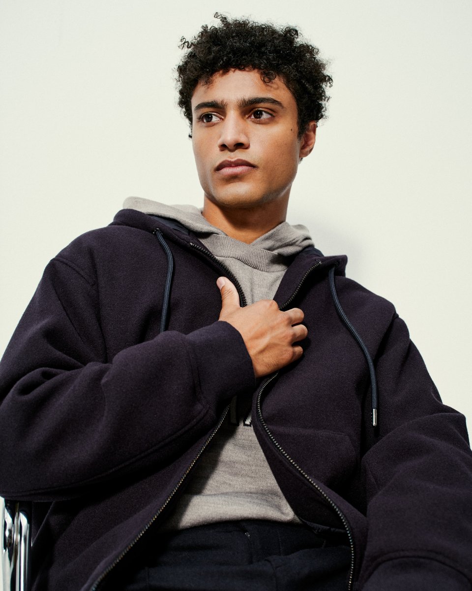 ARMANI_JAPAN's tweet photo. NEW PREPPY
ニュートラルカラーで彩る24秋冬コレクション --大きなロゴをアクセントに、洗練されたプレッピーなルックが完成しました #ArmaniExchange #AXfw24
Photo @marc_hibbert
https://t.co/4n3k2HUvGE https://t.co/aKRl7hnpxH