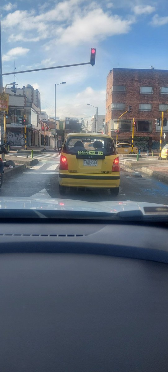 andreaslince's tweet photo. Cuidado con el conductor de este vehiculo, cerro la camioneta argumentando que nos habiamos pasado un semaforo en rojo "totalmente ilógico" al bajarse de su taxi, apuñaleo las llantas. Taxista bajo efectos de sust. Psicotropicas.@Bogota @BogotaTransito @NoticiasRCN @CaracolRadio https://t.co/DDtVQaHojD