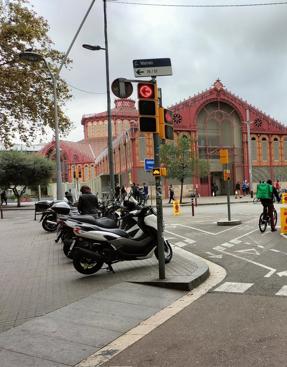 Les obres de la Ronda Sant Antoni porten una altra alegria per als motoristes: han tret la parada de taxis per encabir-hi quatre motos més! Tot per la moto! Ara, si segueixen aparcant a la vorera, no els diran res, doble victòria per als contaminants!
<a href="/AMBtaxi/">IMET</a> <a href="/BCN_Mobilitat/">Barcelona Mobilitat</a>
