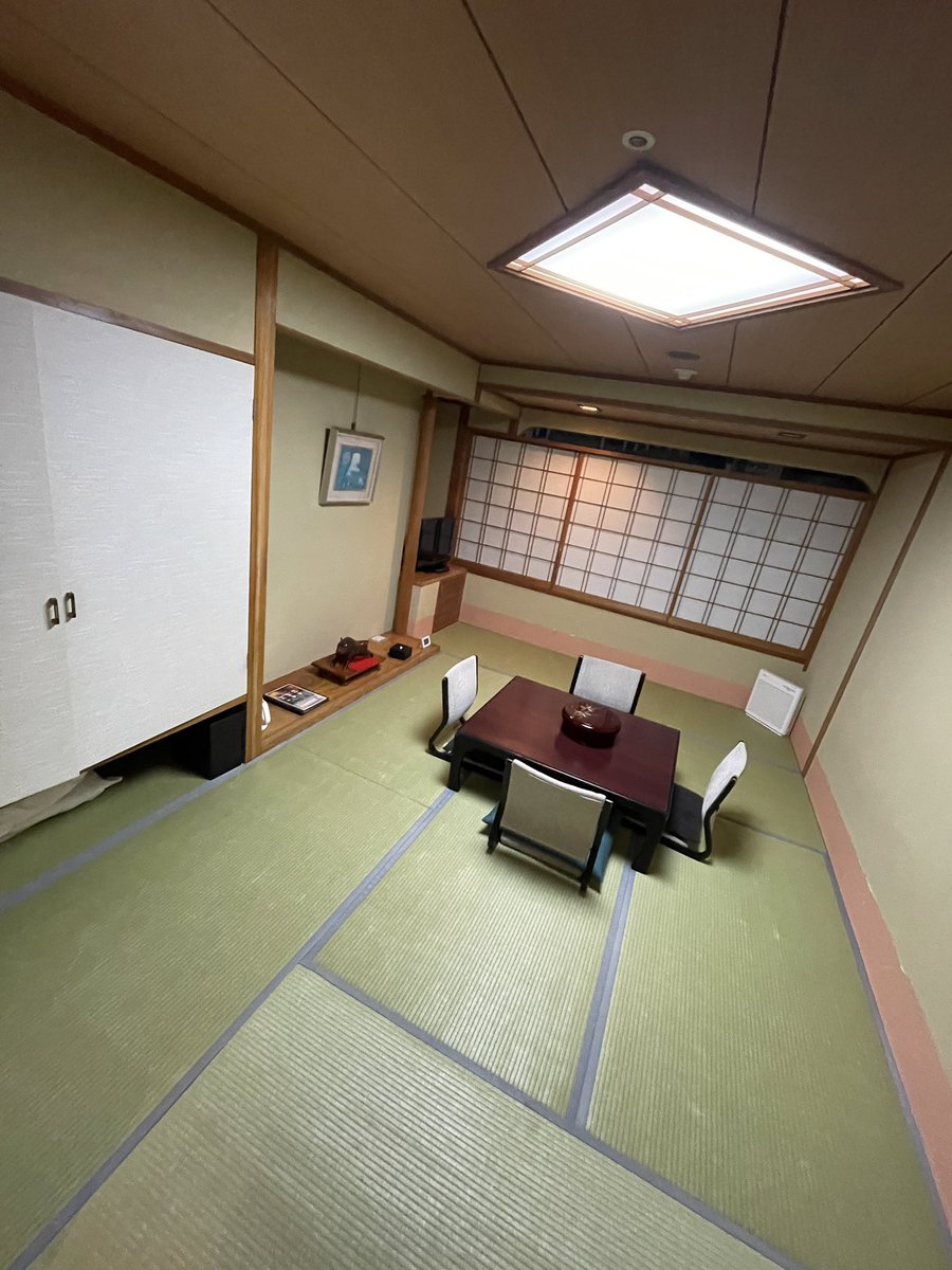 Pingis i Japan! Bokade ett typiskt japanskt rum pga tyckte det såg så härligt ut på bilderna men förstod väl på plats att säng saknas. This is it.