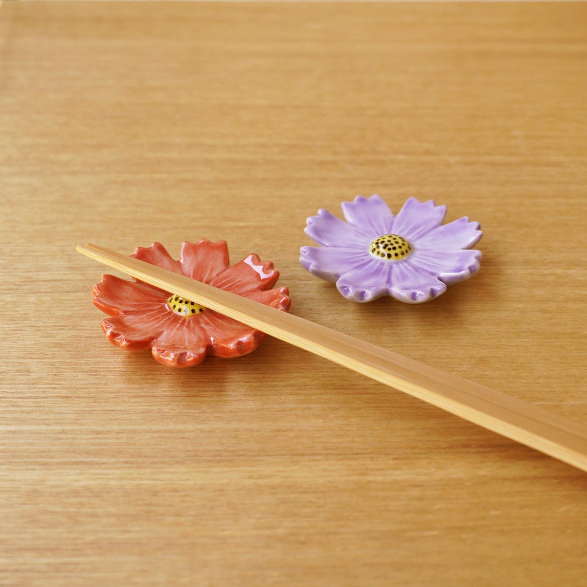 sennostore's tweet photo. 【花　箸置き】
食卓を華やかにする色とりどりの箸置きたち。
🌸🌺🌹🌼
《平椿》や《コスモス》は、豊富なカラーバリエーションでインパクトがある大きなサイズ。《小花》は深さがあるので、ちょっとした薬味入れにも◎ https://t.co/lLle3f9pGt