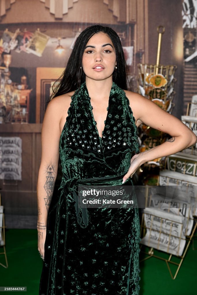MabelMSpain's tweet photo. [📸] @Mabel estuvo anoche en la premiere europea de #Wicked. https://t.co/Zb0XQDEyZh