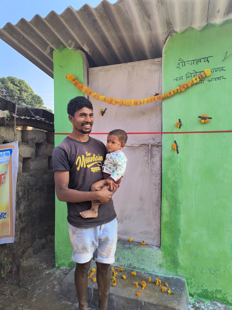 SureshAnant022's tweet photo. विश्व शौचालय दिवस पर आज @DantewadaDist के #नियदनेल्लानार ग्राम गामावाड़ा में व्यक्तिगत शौचालय का हितग्राही जितेंद्र भास्कर के द्वारा अपने हाथों से रिबन काट कर शौचालय उपयोग हेतु शुभारम्भ किया गया।
#WorldToiletDay2024
#ToiletsForDignity 
@UNICEFIndia
@sweta247 
@MayankChtrvdi https://t.co/Bbcm0pDIOC