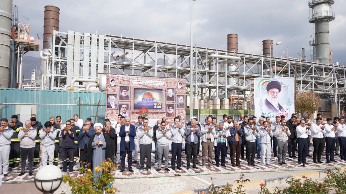 ilampetro's tweet photo. صنعت پتروشیمی ایلام به نماز ایستاد

کارکنان شرکت پتروشیمی ایلا�� نماز جماعت ظهر و عصر را به امامت حجت‌الاسلام والمسلمین دکتر سراج؛ امام جمعه موقت ایلام اقامه کردند. https://t.co/53MlI39YSp